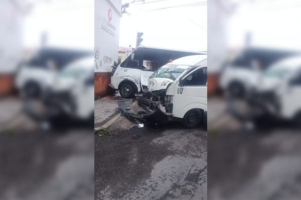 Seis heridos, saldo de dos aparatosos choques