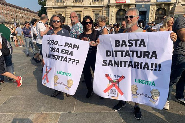Antivacunas italianos, temibles en la red, ridículos en las calles