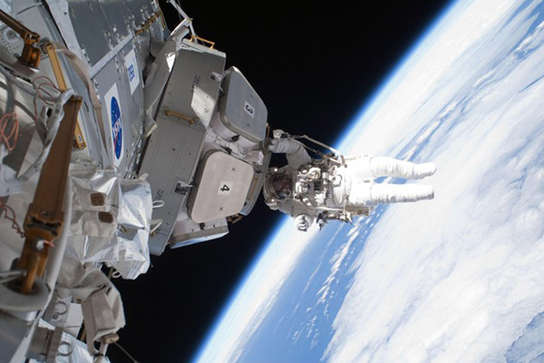 Cosmonautas rusos regresan a la EEI tras caminata espacial de casi ocho horas