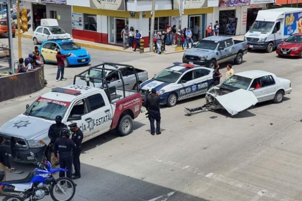 Particular ignora torreta de patrulla y causa aparatoso choque