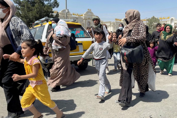 Talibanes usan gas lacrimógeno para dispersar manifestación de mujeres en Kabul