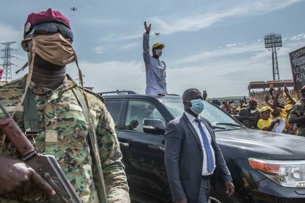 Militares golpistas decretan toque de queda en toda Guinea