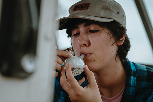 Legalización incrementó el consumo conjunto de cannabis y alcohol en adolescentes