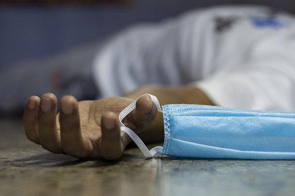 Incrementa 131% las muertes diarias por COVID-19 en EU durante el último mes