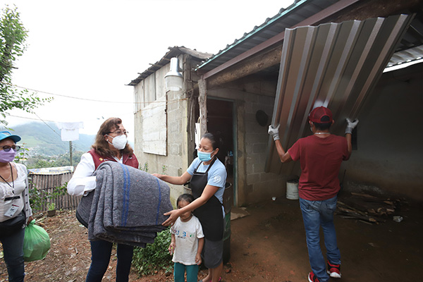 Entrega SEDIF de apoyos a damnificados por huracán “Grace”