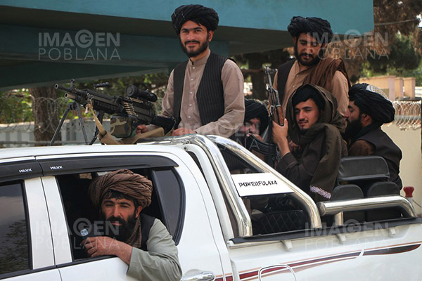Talibanes prohíben a los periodistas cubrir las protestas populares