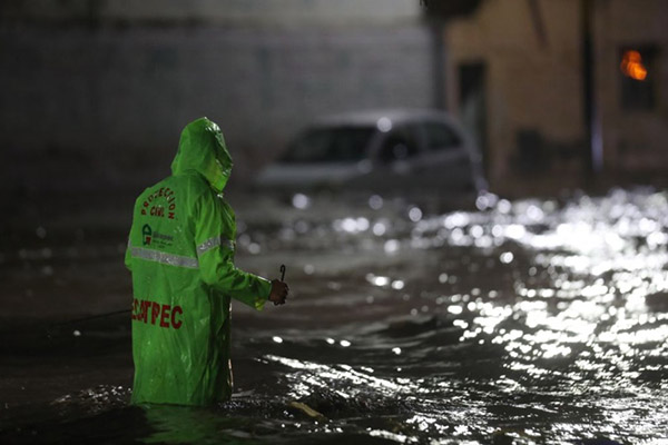 Rescatan a un hombre con su bebé atrapado por inundaciones en Ecatepec