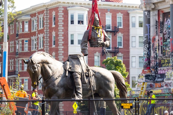 Virginia retira de su capital estatua de general confederado Robert Lee