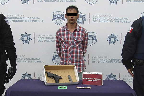 Asaltó un Oxxo y en su huida disparó contra policías