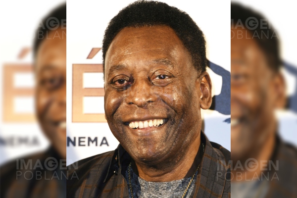 Pelé se recupera de extirpación de tumor, pero sigue en cuidados intensivos