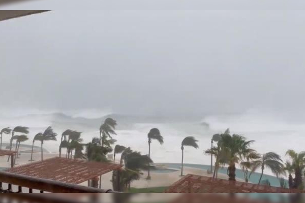 Huracán Olaf golpea las costas de Baja California