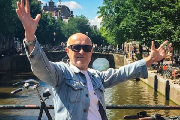 Otro golpe a los Stones: muere su manager en un inusual accidente