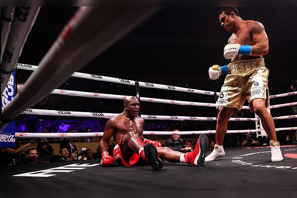 Evander Holyfield vuelve al ring tras 9 años y cae por nocaut en el primer asalto