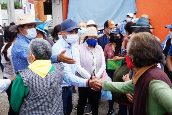 Por calles de Tonantzintla, Edmundo Tlatehui recaba inquietudes de sanandreseños