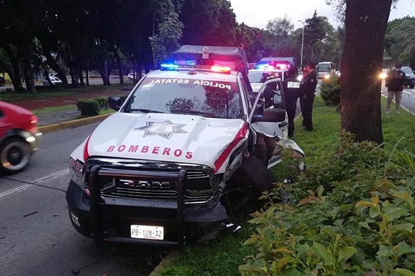 Caos vial provoca choque de patrulla de Bomberos contra camellón