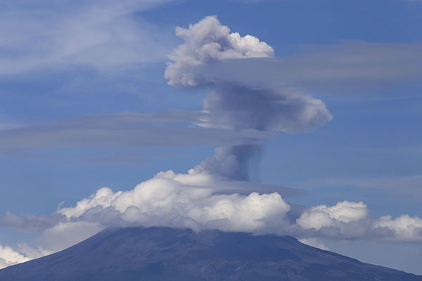 Columnas de gases y ceniza superan los mil metros tras explosiones del Popocatépetl