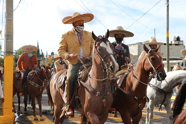 Guillermo Velázquez y Asociación de Charros participan en Cabalgata de Fiestas Patrias