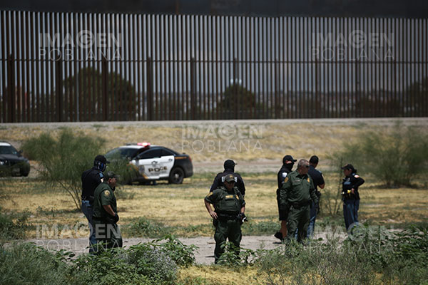 Agentes fronterizos hallan a dos niños hondureños abandonados