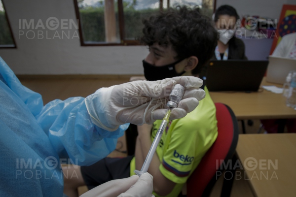 El Salvador deja en ridículo a México con su ritmo de vacunación