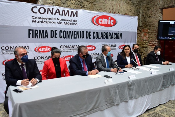 Claudia Rivera atestigua firma de convenio entre CMIC y CONAMM