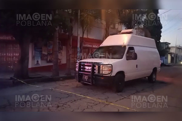 Matan a una mujer a bordo de su vehículo; presumen ataque directo