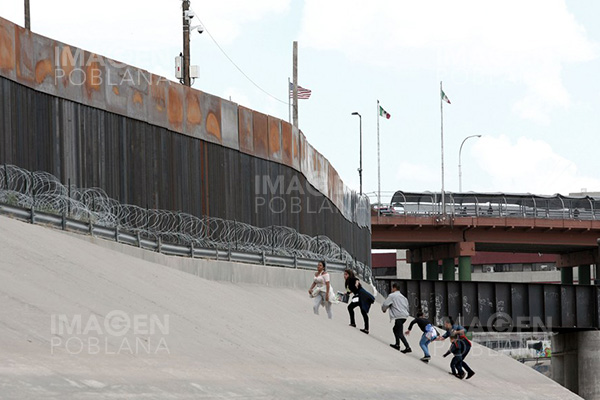 Cierran puente fronterizo entre Texas y México tras llegada de más de 12,000 migrantes