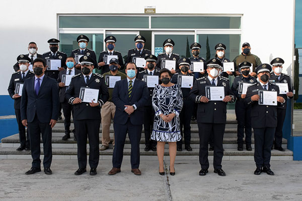 Policías municipales de Puebla, certificados en el uso del Taser