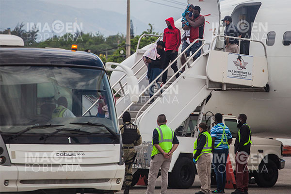 Haitianos deportados intentan asaltar un avión para volver a EU
