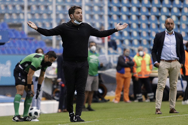 “Arbitraje, tendencioso contra el Puebla”, acusa Nicolás Larcamón