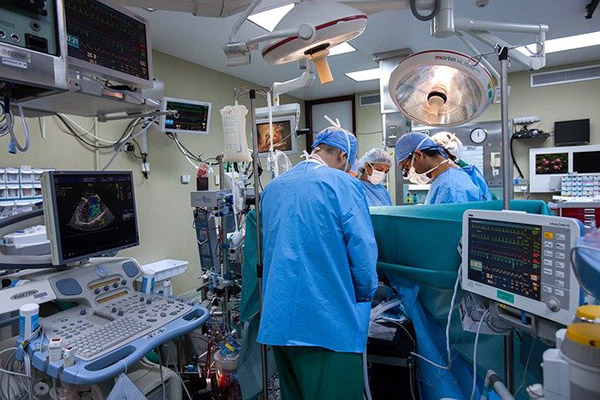 Hombre de 24 años con COVID-19 recibe doble trasplante de pulmón y riñón