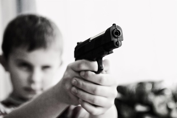 Cercanía a violencia con armas de fuego ocasiona problemas de salud mental en niños