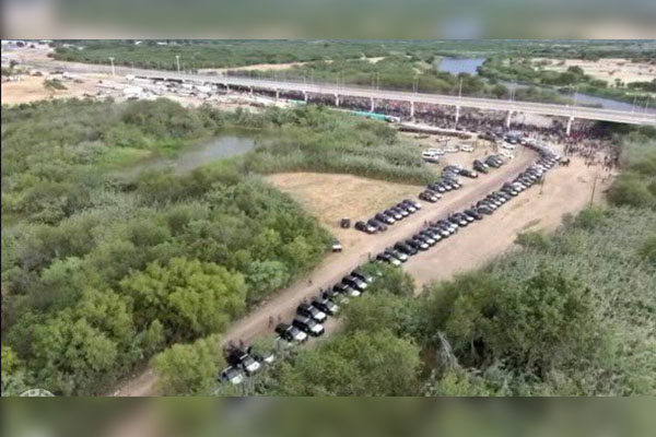 Texas repele a migrantes por medio de un "muro de acero" de varios kilómetros