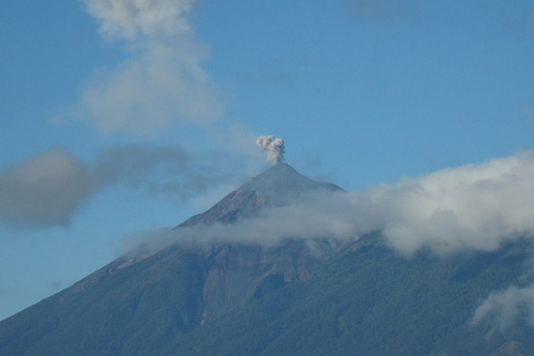 Guatemala en alerta por erupción del volcán de Fuego