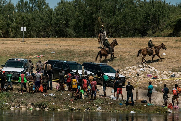 Tras videos de agresión a migrantes, EU suspende patrullas a caballo en frontera
