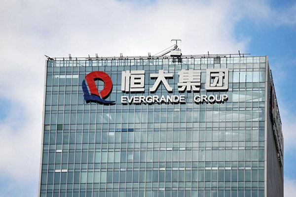 Polémica de inmobiliaria china Evergrande provoca caída del peso