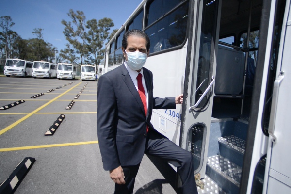 Alfonso Esparza entrega 15 autobuses para apoyo de prácticas profesionales