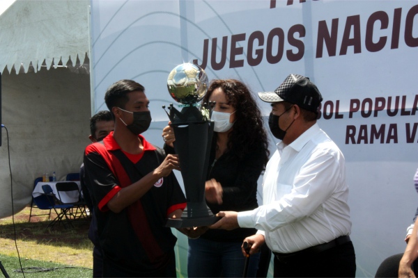 Mario de la Rosa premia a ganadores de la Fase Estatal de los Juegos Nacionales Populares