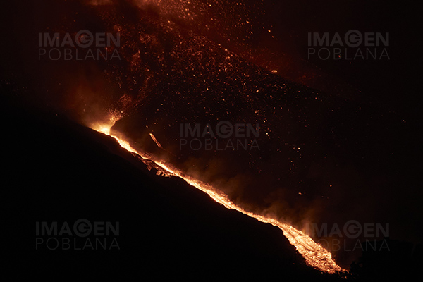 Lava del volcán de La Palma llega al mar