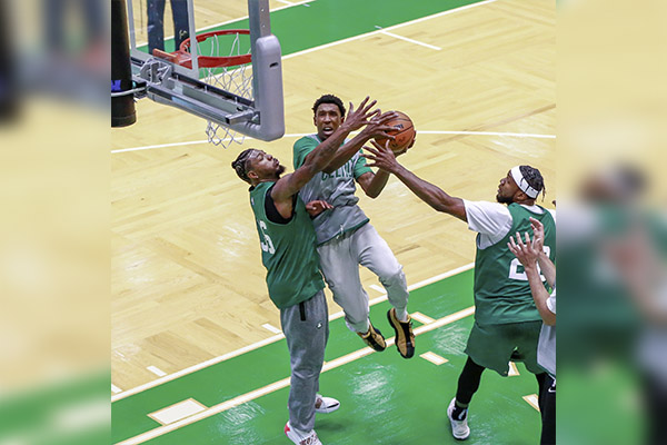 NBA endurece su reglamento con jugadores no vacunados contra el COVID-19