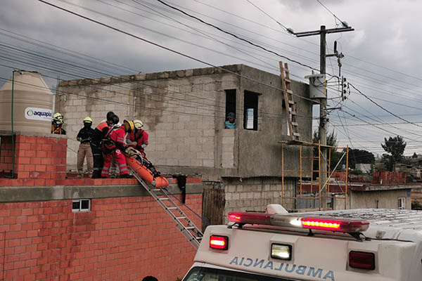 Albañil sufre quemaduras tras fuerte descarga eléctrica