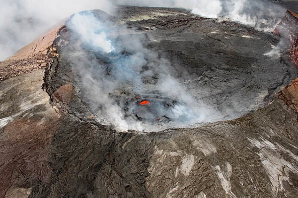 Volcán Kilauea entra en erupción en Hawái, pero descartan peligro para residentes