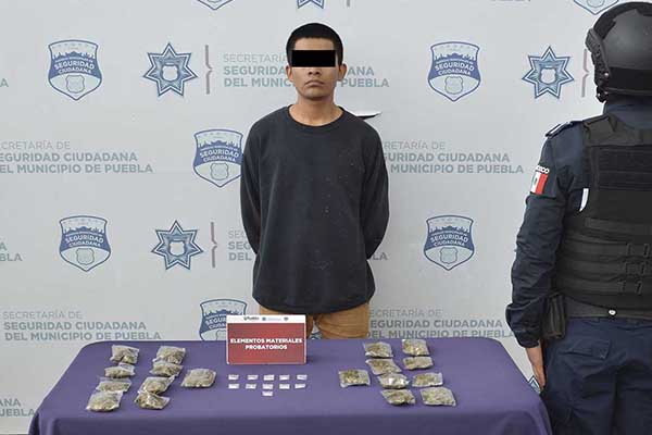 Lo sorprenden orinando en la calle y le encuentran 30 dosis de droga