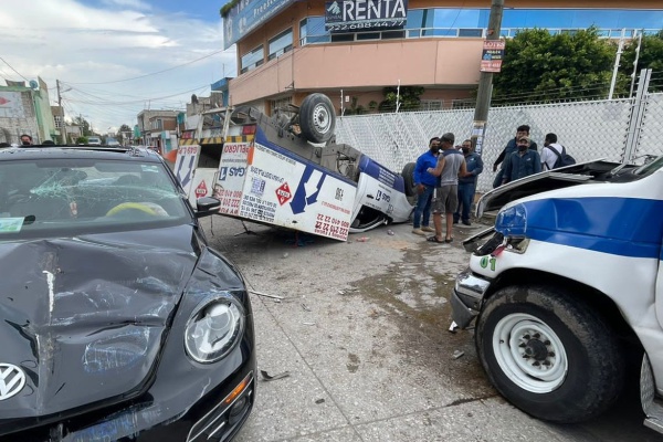 Imprudente ambulancia provoca carambola con repartidor de gas y particular