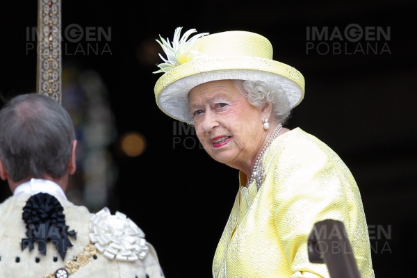 Isabel II paga abogados del príncipe Andrés, acusado de violar a una menor