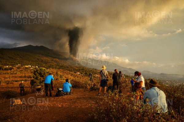 Gases volcánicos obligan a confinar otras 3,500 personas en La Palma