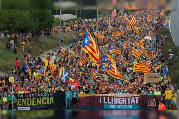 Miles marchan en Cataluña en aniversario del referéndum independentista