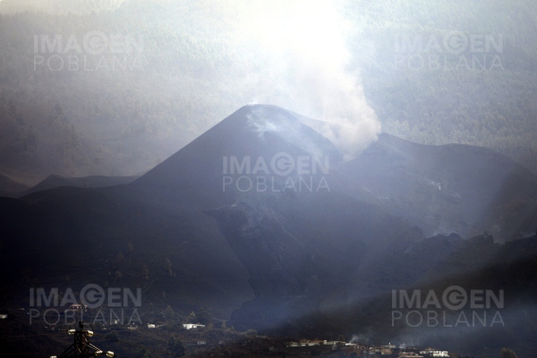 Volcán de isla española La Palma incrementa sismos y flujo de lava