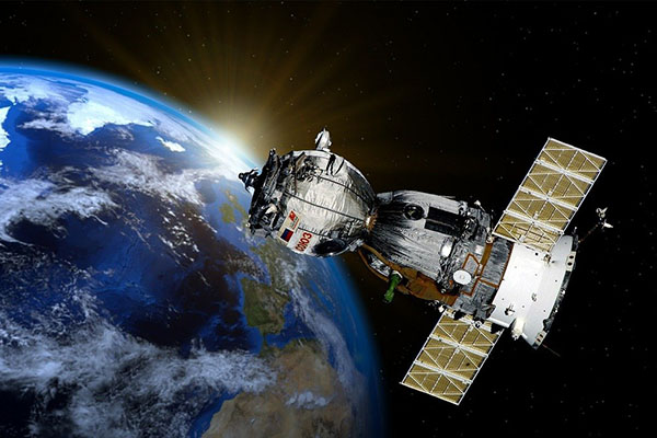 La nave Soyuz con equipo de rodaje se acopla de forma manual a la EEI