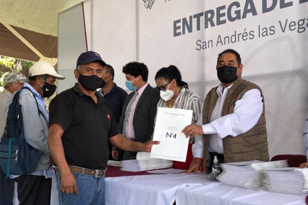 Mario de la Rosa encabeza segunda entrega de escrituras en Amozoc