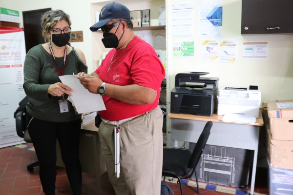 Con actas en Braille, SEDIF beneficia a personas con discapacidad visual